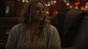 Gable Sprigs Pleat­ed Peas­ant Blouse worn-by Claire Muncy (Meredith Holzman) as seen in Alaska Daily (S01E07)
