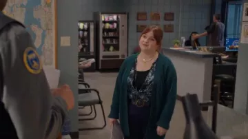 Conjunto Madewell de 3 collares de cuentas grabadas usados por Dolores Stubb (Kelli Ogmundson) como se ve en Control de animales (S01E03)
