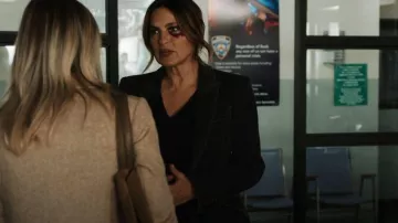 Alexander McQueen Sin­gle-Breast­ed Den­im Blaz­er worn by Detective Olivia Benson (Mariska Hargitay) as seen in Law & Order: Special Victims Unit (S24E10)