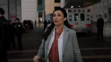 Camisa de seda elástica ajustada Theory Classic usada por la enfermera Doris (Lorena Díaz) vista en Chicago Med (S08E15)