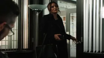Madewell The Zip-Top Transport Crossbody worn by Detective Olivia Benson (Mariska Hargitay) as seen in Law & Order: Special Victims Unit (S24E10)