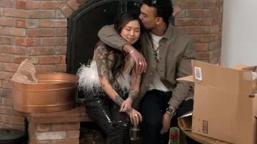 Topshop Straight Jeans In Brown Croc usado por Rachel Clark como se ve en Winter House (S02E04)