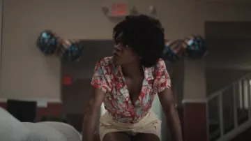 Chemise Maje Civale portée par Dana James (Mallori Johnson) comme on le voit dans Kindred (S01E01)