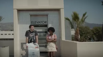 Falda floral BP usada por Dana James (Mallori Johnson) como se ve en Kindred (S01E01)