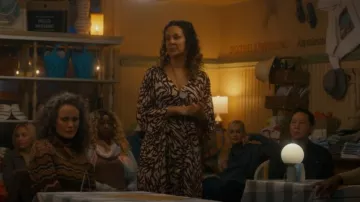 Vestido Ba&sh Goa usado por Monica Hill (Samora Smallwood) como se ve en The Way Home (S01E06)