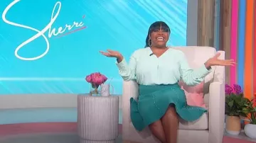 Sandro Omelia a embelli Ponte Jupe portée par Sherri Shepherd vue dans Sherri le 3 mars 2023
