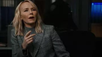 Week-end Max Mara Bronte Veste en laine à double poitrine portée par la détective Amanda Rollins (Kelli Giddish) comme on le voit dans Law & Order: Special Victims Unit (S24E08)