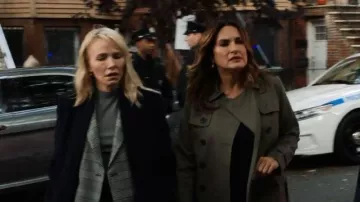 Hobbs London Sask­ia Wa­ter Re­sis­tant Trench Coat worn by Detective Olivia Benson (Mariska Hargitay) as seen in Law & Order: Special Victims Unit (S24E08)