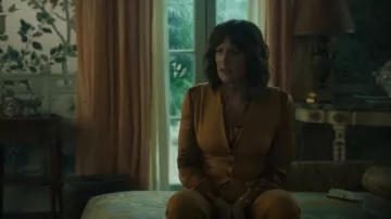 L'Agence Bianca Blusa usada por Jojo (Jen Richards) como se ve en Mayfair Witches de Anne Rice (S01E08)