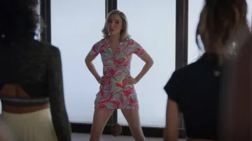 Vestido Tail Zaya usado por Trina (Amber Goldfarb) como se ve en Sex/Life (S02E06)