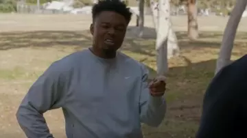 Nike NRG Crew Sweat usado por Devin Rountree (Caleb Castille) como se ve en NCIS: Los Ángeles (S14E14)