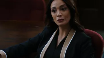 Hobbs London Hobbs Fatima Veste portée par Samantha Maroun (Odelya Halevi) vue dans Law & Order (S22E11)