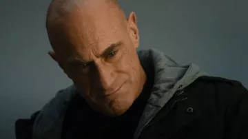 Levi’s Detachable Hood Utility Jacket In Olive porté par le détective Elliot Stabler (Christopher Meloni) comme on le voit dans Law & Order: Organized Crime (S03E14)