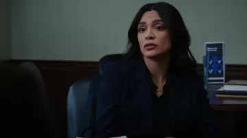 Alexander McQueen Navy Blazer usado por Samantha Maroun (Odelya Halevi) como se ve en Law & Order (S22E11)