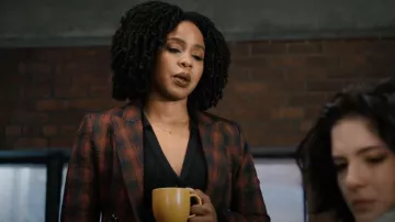 Chemise en tricot froncé Sanctuary Dreamgirl portée par la sergente Ayanna Bell (Danielle Moné Truitt) comme on le voit dans Law & Order: Organized Crime (S03E14)
