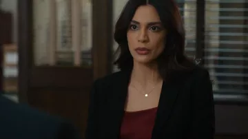 Alexander McQueen Peak Shoulder Leaf Crepe Jacket usada por Samantha Maroun (Odelya Halevi) como se ve en Law & Order (S22E12)