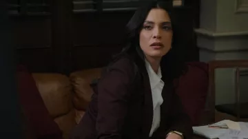 Théorie Etiennette Blazer en laine extensible porté par Samantha Maroun (Odelya Halevi) vu dans Law & Order (S22E14)