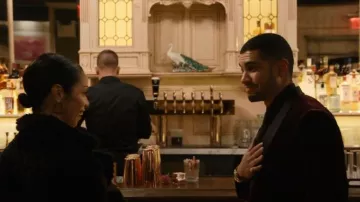 GIORGIO ARMANI Chaqueta de esmoquin de terciopelo de solapa de seda en rojo usada por Bobby Reyes (Rick Gonzalez) como se ve en Law & Order: Organized Crime (S03E12)