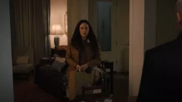 Kenneth Cole Cognac Onion-Quilted Sherpa-Collar Faux Leather usado por Mia Montanero (Gladys Torres) como se ve en Law & Order: Organized Crime (S03E12)