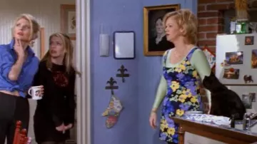 Blanchisserie par Shelli Robe à fleurs Segal ASO Hilda Spellman portée par Hilda Spellman (Caroline Rhea) vue dans Sabrina, la sorcière adolescente (S02E10)