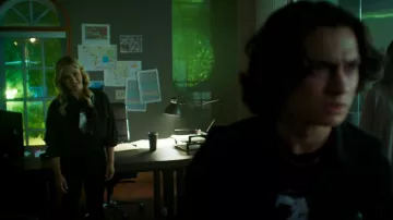 Open Edit Crop Utility Jacket en negro usada por Kristin Ramsey (Sarah Michelle Gellar) como se ve en Wolf Pack (S01E04)