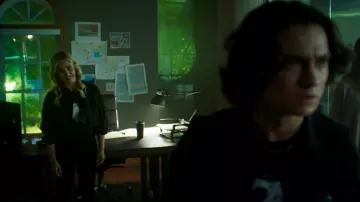 Open Edit Crop Utility Jacket In Black worn by Kristin Ramsey (Sarah Michelle Gellar) as seen in Wolf Pack (S01E04)