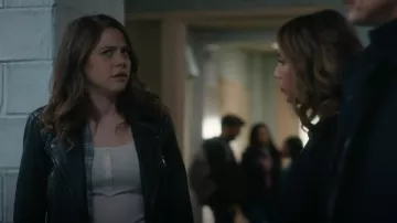 Veste en cuir AllSaints Cargo portée par l’officier Brandy Quinlan (Olivia Luccardi) vue dans l’est de New York (S01E14)
