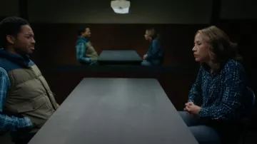 Chemise Live In Nic + Zoe Good Vibes portée par le détective Crystal Morales (Elizabeth Rodriguez) vue dans l’est de New York (S01E14)