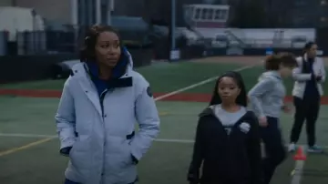 Canada Goose Silver Black Label Lyndale Parka portée par l’inspectrice adjointe Regina Haywood (Amanda Warren) vue dans l’est de New York (S01E14)