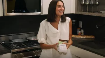 Alix Nyc Carv­er Asym­met­ric Cot­ton Crop Shirt worn by (Paige DeSorbo) as seen in Summer House (S07E02)