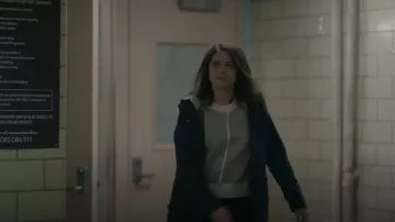 Pull en laine et cachemire du Club Monaco porté par l’officier Brandy Quinlan (Olivia Luccardi) vu à East New York (S01E14)