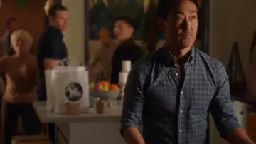 T-shirt J.Crew Slim Secret Wash porté par Howie 'Chimney' Han (Kenneth Choi) vu dans le 9-1-1 (S06E10)