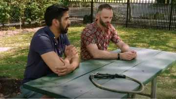 Camisa de algodón estampada Pali Slim Fit Block usada por Nicholas T. Kouchoukos como se ve en Family Karma (S03E10)