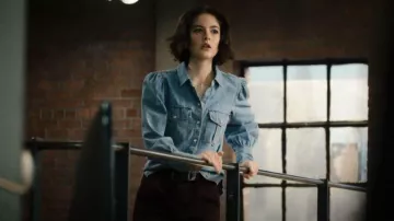 Veronica Beard Raelyn Chambray sur mesure Haut porté par le détective Jet Slootmaekers (Ainsley Seiger) vu dans Law & Order: Organized Crime (S03E10)