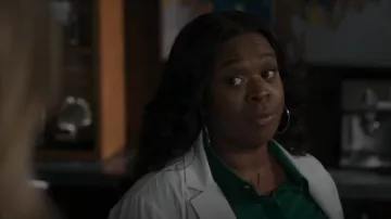 Collar colgante Anthropologie Monogram usado por Jordan Allen (Bria Henderson) como se ve en The Good Doctor (S06E15)