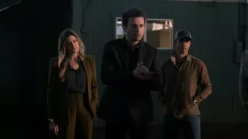 Zara Lapel­less Fit­ted Blaz­er worn by Martha Pope (Jes Macallan) as seen in The Company You Keep (S01E03)