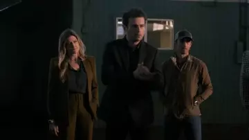 Pantalones de Zara con cinturón usado por Martha Pope (Jes Macallan) como se ve en The Company You Keep (S01E03)