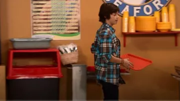 Levi’s 501 Jeans pour hommes portés par Jack Brewer (Leo Howard) comme on le voit dans Kickin' It (S01E01)
