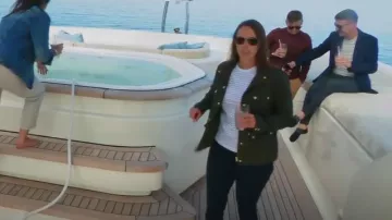 J Crew Petite Downtown Field Jacket porté par Mary Lou comme on le voit dans Below Deck Adventure (S01E10)