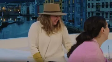 Anthropologie Rebekah Cream Gold Crewneck Sweater porté par Shelby comme on le voit dans Below Deck Adventure (S01E11)