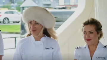 Glacier Wear Blue Fox Fur Pill Box Hat porté par Jess comme on le voit dans Below Deck Adventure (S01E11)
