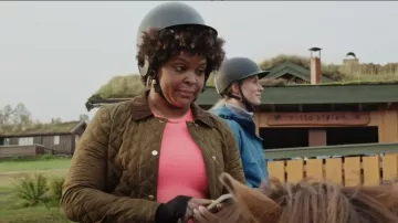 J Crew Jacket Womens Barn Quilted Jacket w Corduroy Trim porté par Ciara comme on le voit dans Below Deck Adventure (S01E12)
