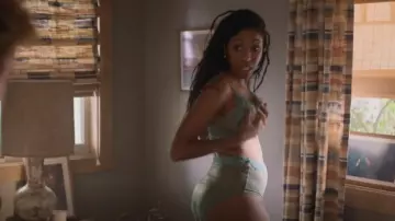 Brume de soutien-gorge à armatures Bonnie solitaire portée par Gaby (Jessica Williams) comme on le voit dans Shrinking (S01E07)