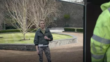 Lululemon Su­per-High-Rise Pant worn by Alma McHugh (Carolin Stoltz) as seen in Better (S01E04)