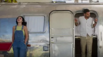 Cotton On Seam­less Ben­ni High Neck Tank worn by Helene (Alexa Mansour) as seen in Fantasy Island (S02E08)