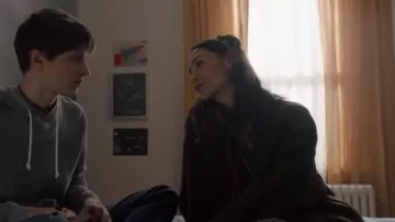 Free People Dolman Quilted Zip Jacket in Ddust Military usado por Sidney (Fivel Stewart) como se ve en Alert: Missing Persons Unit (S01E10)