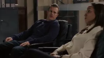 Fjallraven Övik Pull nordique porté par Jason Grant (Scott Caan) vu dans Alert: Unité des personnes disparues (S01E10)