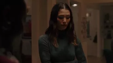 Noventa por ciento de teñido Tencel Tie-Dye de cuello alto Traje de manga larga usado por Sidney (Fivel Stewart) como se ve en Alerta: Unidad de Personas Desaparecidas (S01E10)