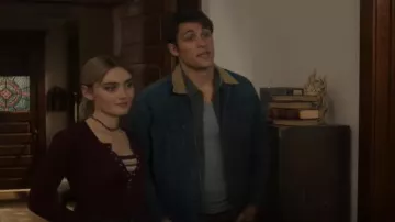 Gens libres Une des filles Henley portée par Mary Campbell (Meg Donnelly) vue dans The Winchesters (S01E10)