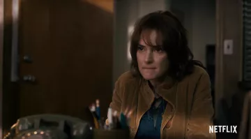 La veste en velours côtelé portée par Joyce Byers (Winona Ryder) dans la série télé Stranger Things (Saison 2 Épisode 4)